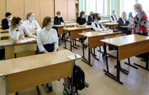 Senior year students return to Yuzhno-Sakhalinsk schools